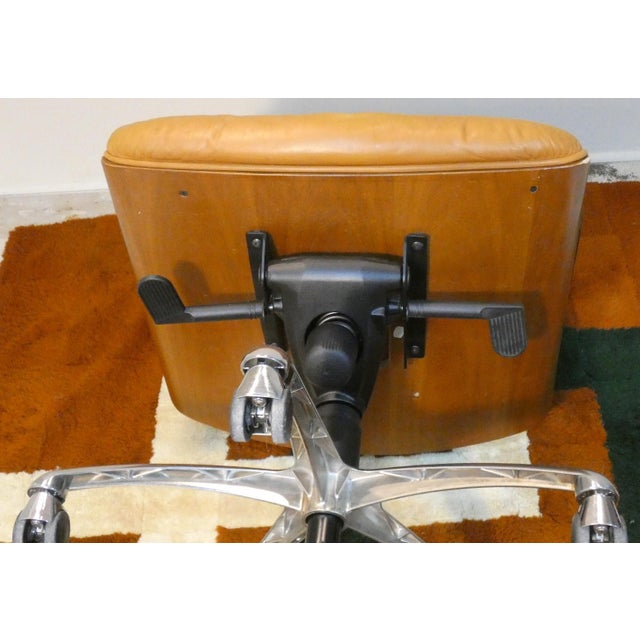 Mod. Kiruna Swivel Armchair in Leather and Wood by Studio Tecnico Vaghi, 1975 For Sale - Image 16 of 18