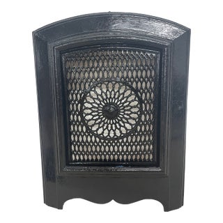 19th-Century 2-Piece Cast Iron Fireplace Surround & Removable Rosette Gate – Demopolis, Al Estater 27" X 20.5" For Sale
