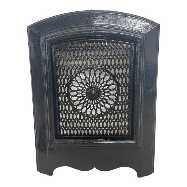 19th-Century 2-Piece Cast Iron Fireplace Surround & Removable Rosette Gate – Demopolis, Al Estater 27" X 20.5" For Sale