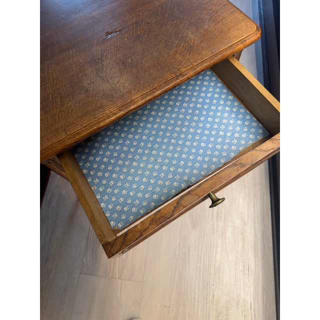 French 1940s French Louis XV Style Oak Nightstand / Side Table With Cabriole Legs [Rg] For Sale - Image 3 of 5