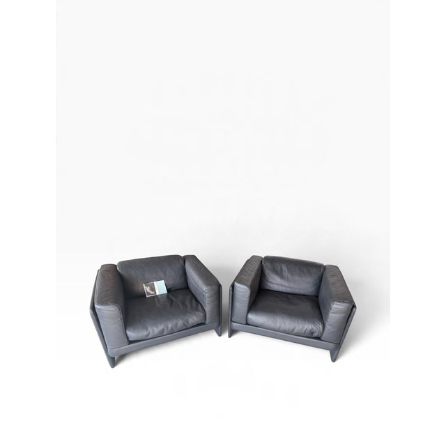 The Poltrona Frau Le Capannelle armchair by Tito Agnoli from the 1980s is an elegant Italian design classic that combines...