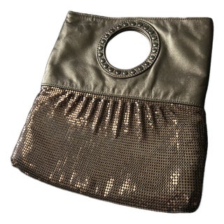 Vintage Whiting & Davis Metallic Mesh & Leather Foldover Clutch Purse – 1970s/1980s Convertible Evening Handbag With Ring Handle For Sale