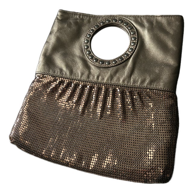 Vintage Whiting & Davis Metallic Mesh & Leather Foldover Clutch Purse – 1970s/1980s Convertible Evening Handbag With Ring Handle For Sale