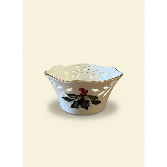 70-Piece Lenox Winter Greetings Holiday China Service – Estate Collection With Serving Pieces – Ivory Porcelain & 24k Gold For Sale - Image 13 of 18