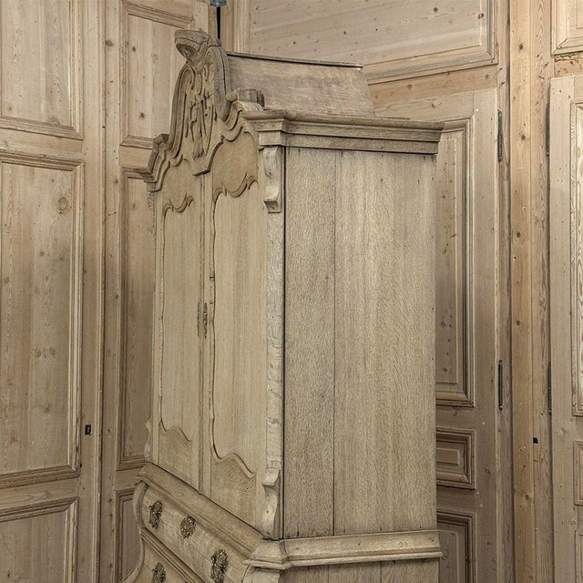 18th Century Dutch Baroque Stripped Oak Linen Press For Sale - Image 14 of 18