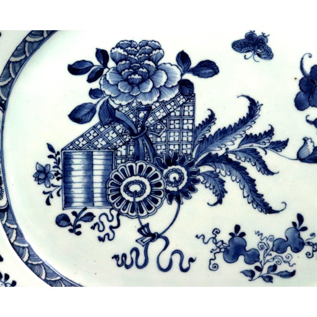 Late 18th Century Chinese Export Blue and White Octagonal Porcelain Platter With Scholar's Scrolls, Circa 1770 For Sale - Image 5 of 8