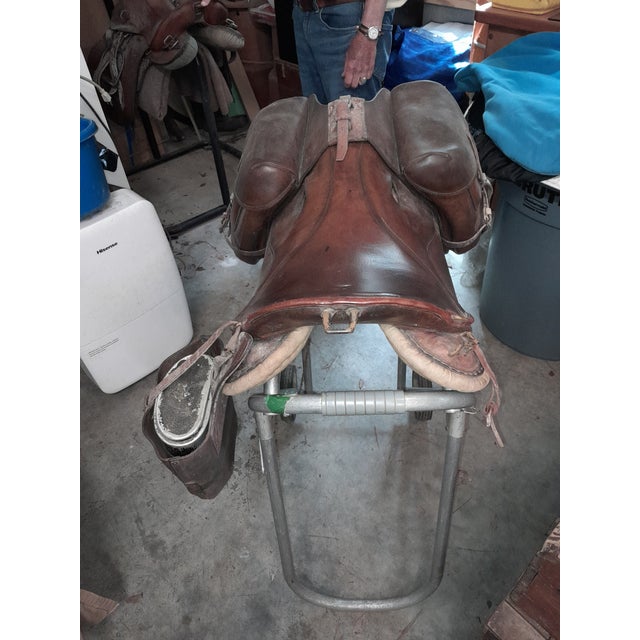 This is an authentic vintage military Calvery saddle dating back to the 1940s. This saddle is made of high quality leather...