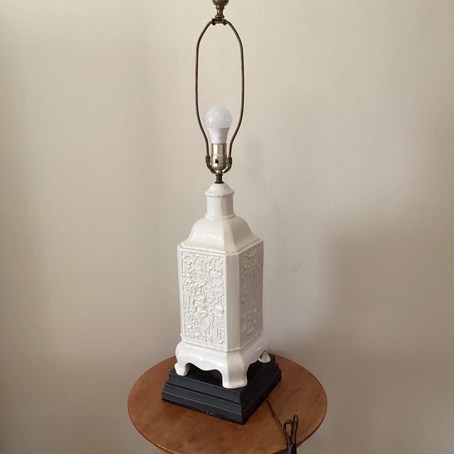 Vintage Chinoiserie Pagoda Style Table Lamp With White Textured Porcelain Body Mounted on Dark Wood Base For Sale - Image 11 of 12