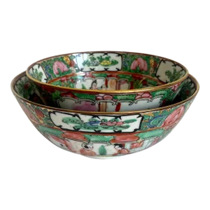 Pair of Nesting Chinese Famille Rose Medallion Porcelain Bowls