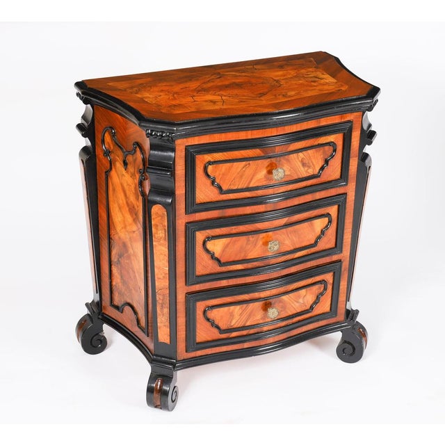 Antique Italian Burr Walnut Serpentine Bedside Chests, 1700s, Set of 2 For Sale - Image 17 of 18