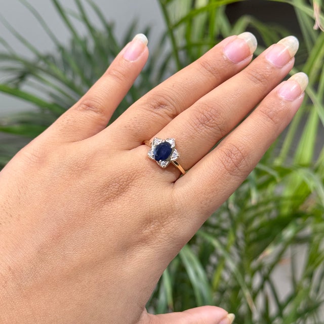 Art Deco 14k Yellow Gold 1.3ct Oval Deep Blue Sapphire & Diamond Star Cluster Ring Size 4 For Sale - Image 3 of 18