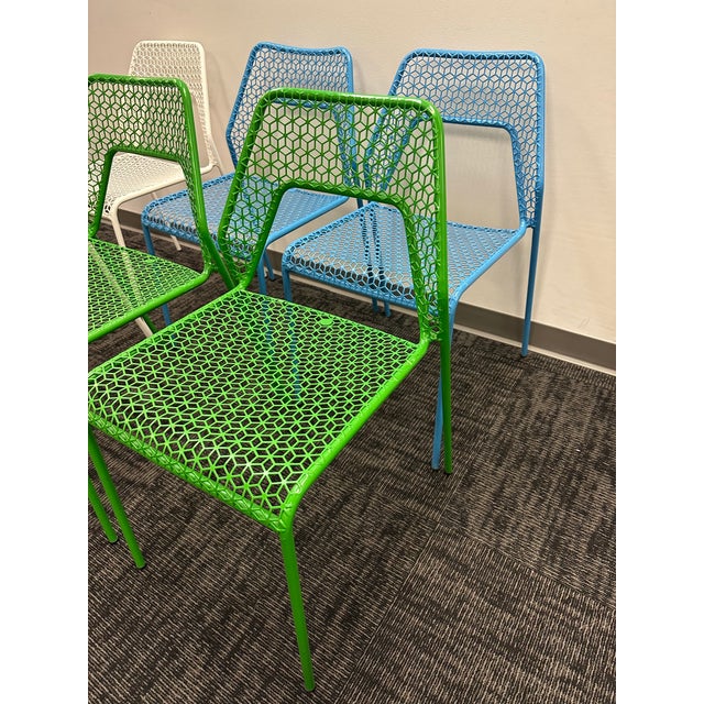 Mid-Century Modern Set of 6 Blu Dot Hot Mesh Dining/Patio Chairs 2 Each White/Green/Blue For Sale - Image 3 of 5