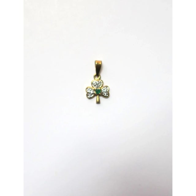 Irish Shamrock Clover Charm 14-Karat Yellow Gold, Diamonds & Emerald For Sale In New York - Image 6 of 9