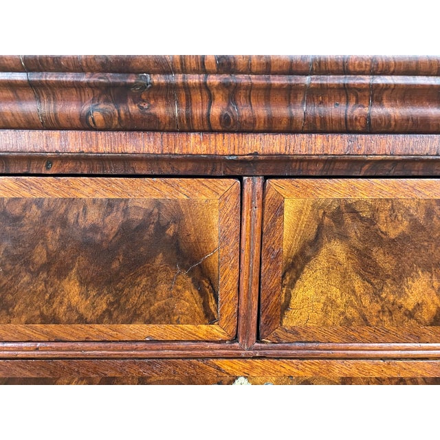 Early 18th Century Early 18th Century English Walnut Chest of Drawers, C. 1700–1725 For Sale - Image 5 of 18