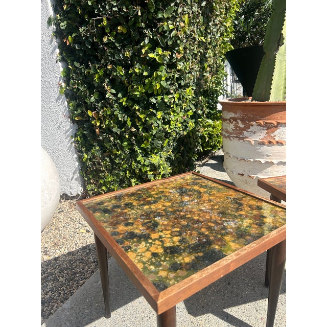 Pair of Vintage Resin Mottled Pebble Top Nesting Side Tables, Set of 2 For Sale - Image 12 of 14
