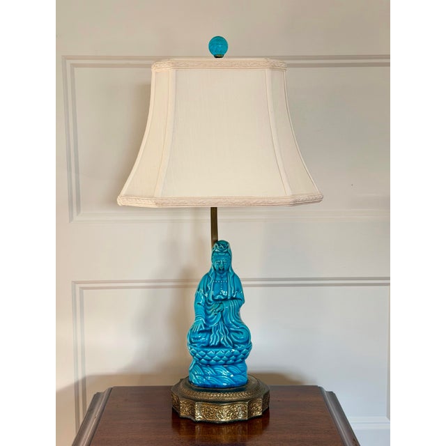 Chinoiserie 1970s Chinese Ceramic Glazed Turquoise Seated Figure Table Lamp For Sale - Image 3 of 12
