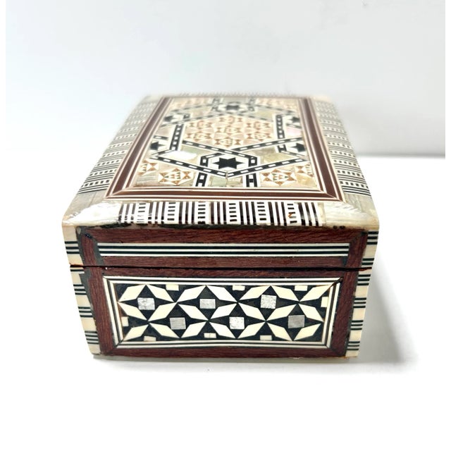 1960s Vintage Anglo-Indian Mosaic Inlay Jewelry Box – Moorish Mother of Pearl Trinket Casket For Sale - Image 5 of 8