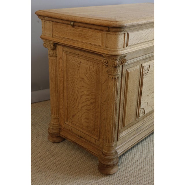20th-century oak counter. This piece features two pull-out shelves on the sides and two large storage drawers at the back....