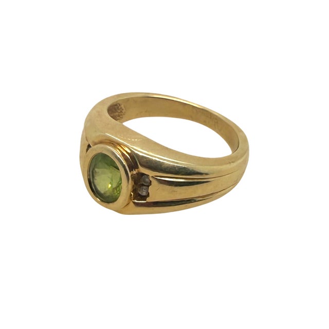 A quietly distinguished piece of mid-century American jeweler's craft, this 14K gold men's ring centers a vivid faceted...
