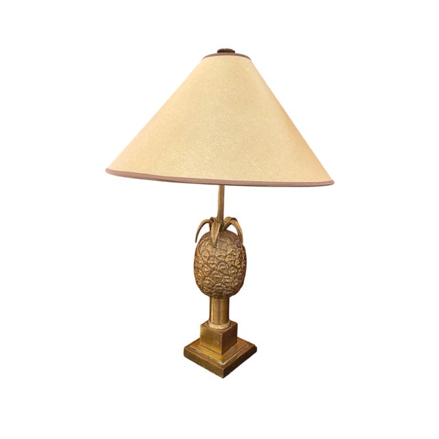 Table lamp made of gilded bronze, in Hollywood Regency style. Decorated with a finely crafted central gilded bronze...