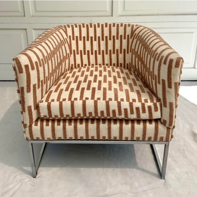 Here is a beautiful, MCM chair with a chrome base and new, modern upholstery. The chair has a wonderful, rounded barrel...