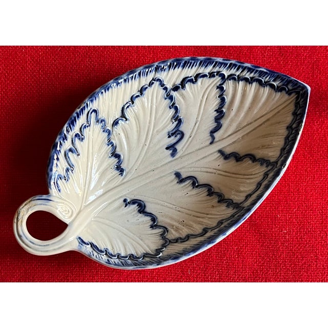 Antique 18th Century English Staffordshire Creamware Leaf Shape Pickle Dish With Blue Feather Edge For Sale - Image 4 of 8