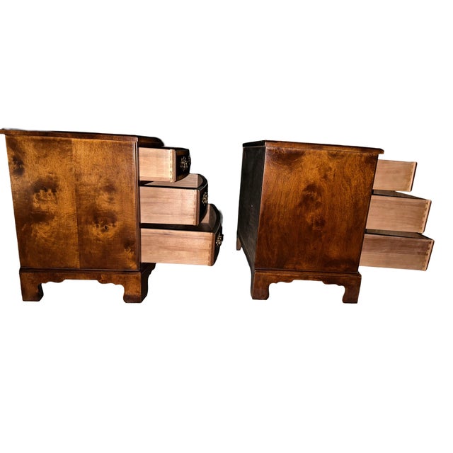 Pair of Mid-Century Henredon Aston Court Georgian Style Burl Wood & Mahogany Bow-Front Bachelor Chests - 2 Pieces For Sale In Philadelphia - Image 6 of 11