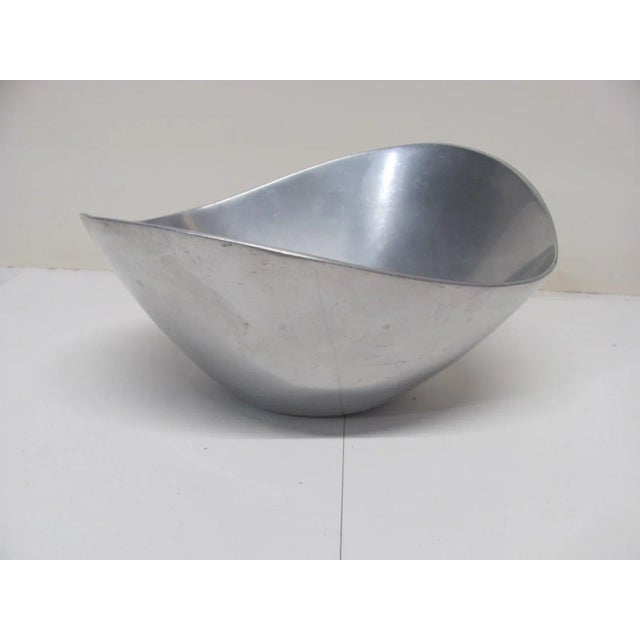 Very nice decorative bowl in polished aluminum by NANBE. Made in New Mexico. Stamped NAMBE 569. The bowl is a flowing oval...