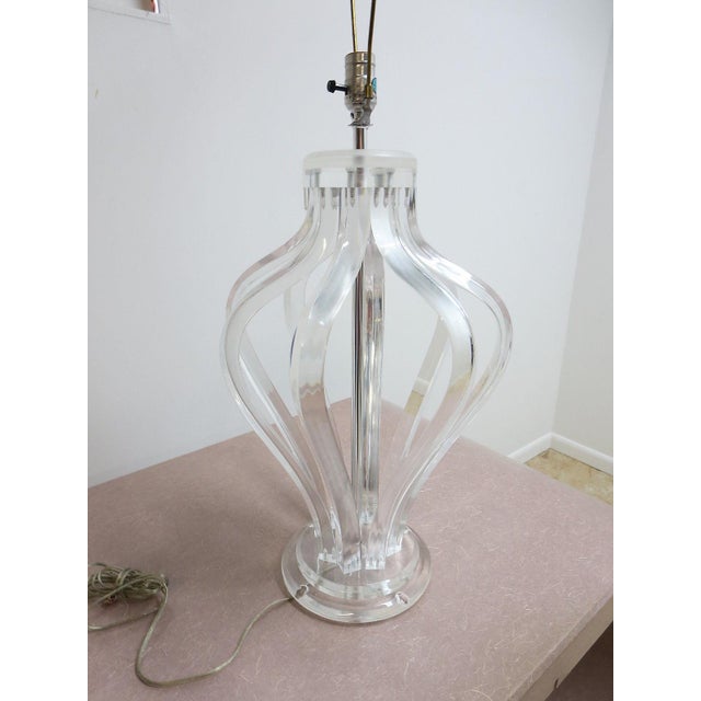 Mid-Century Modern Mid-Century Lucite Ribbed Table Lamp For Sale - Image 3 of 7