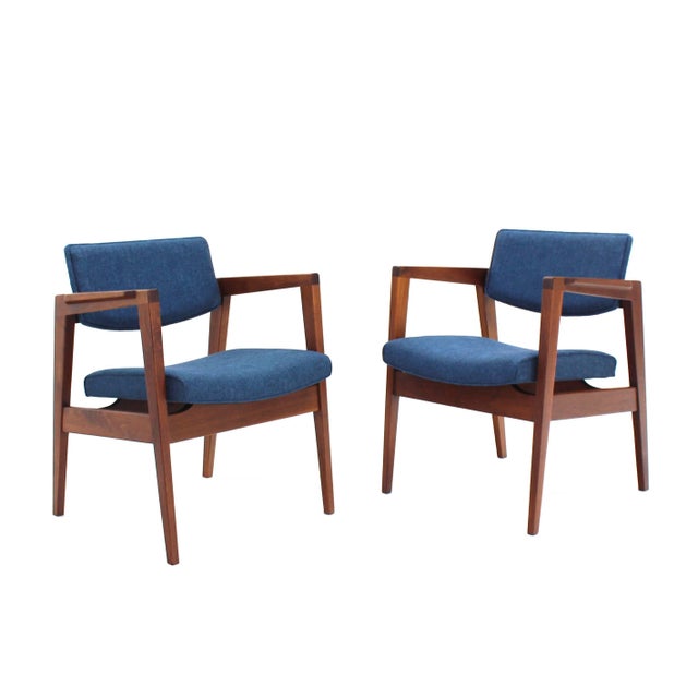 Solid Walnut Newly Upholstered Set of Four Gunlocke Chairs Risom Style For Sale - Image 6 of 10