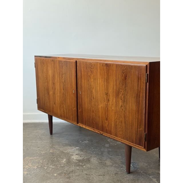 Nothing warms up a space like the rich, expressive tones of vintage rosewood. Designed by Poul Hundevad in Denmark, this...
