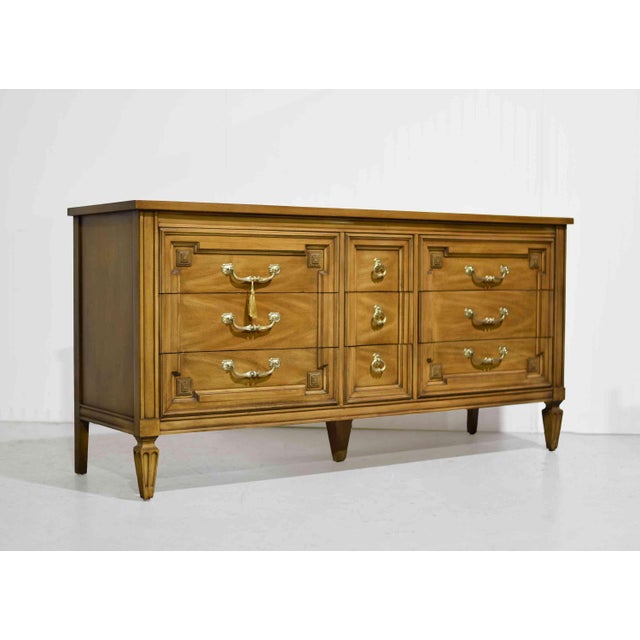 A refined take on mid century storage, this Mid Century Transitional 6-Drawer Chest with Brass Hardware by Thomasville...