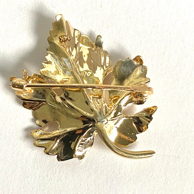 Metal 1990s 14k Yellow Gold Leaf Brooch With 4mm Round Cultured Pearl For Sale - Image 7 of 8