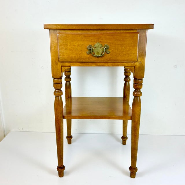 American 1970s Vintage Ethan Allen Americana Traditional Heirloom Nutmeg Maple Side Table by Baumritter For Sale - Image 3 of 14