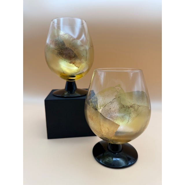Hollywood Regency 1983 Randy Strong Signed Gold Leaf Art Glass Brandy Snifters – Pair For Sale - Image 3 of 9