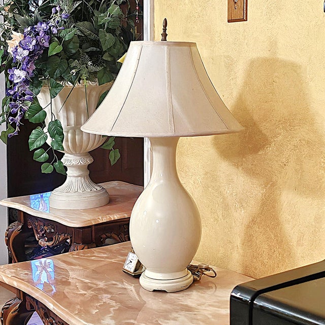 Vintage Cream Ceramic Urn Table Lamp With Brass Accents & Shade - Hollywood Regency For Sale - Image 11 of 18
