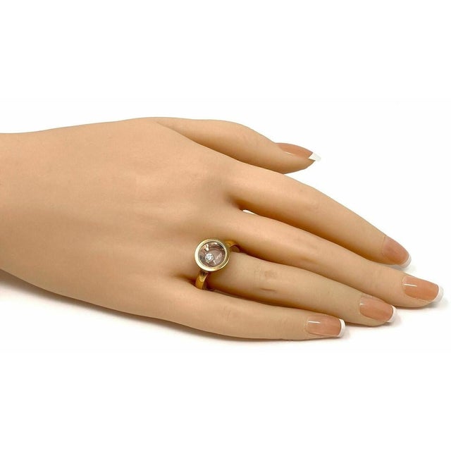 The Chopard Happy Diamond 18k Rose Gold Round Ring in size 6.5 is a luxurious and stylish piece of fine jewelry. This ring...