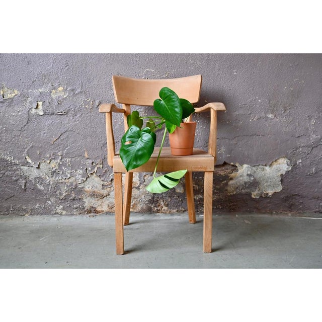 This office chair from the 50s has an authentic patina of life. We love the rounded shapes, the warmth of the material and...