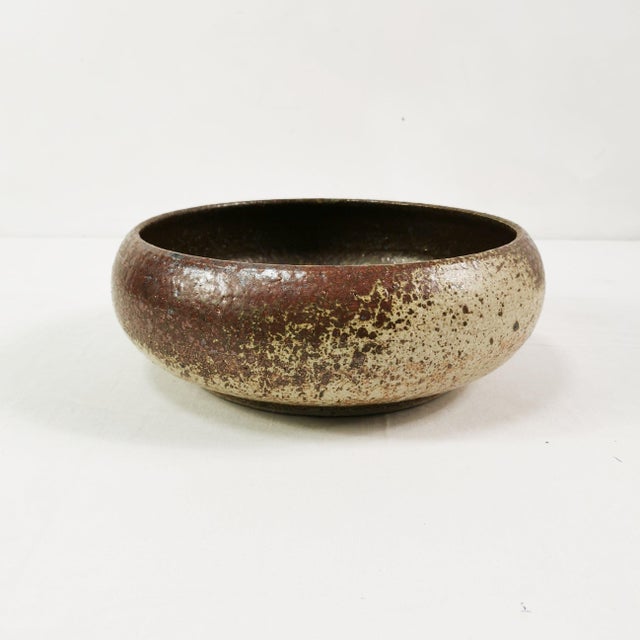 Ceramic bowl manufactured by Tromborg, Denmark, in the 1960s (signed). It is characterized by a synthetic, minimalist form...