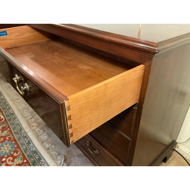 1990s Kittinger Mahogany Four-Drawer Bachelor Chests, Matched Pair For Sale - Image 10 of 16