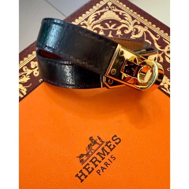 Contemporary Hermès Kelly Double Tour Bracelet in Black Leather With Gold-Plated Hardware For Sale - Image 3 of 12