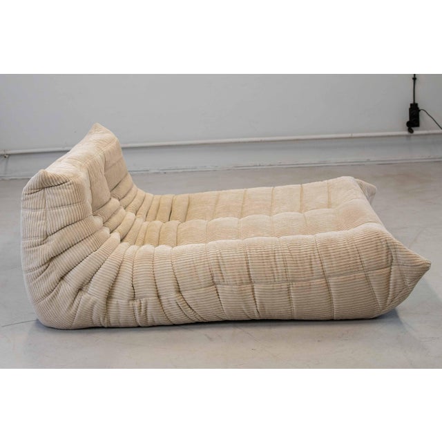Togo Chaise Lounge in White Curduroy Fabric attributed to Michel Ducaroy for Ligne Roset, 1974 For Sale - Image 9 of 17