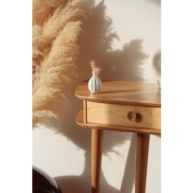 Vintage Tripod Console in Solid Oak – 1 Drawer & Spindle Legs A tripod console in solid oak with a unique design Add a...