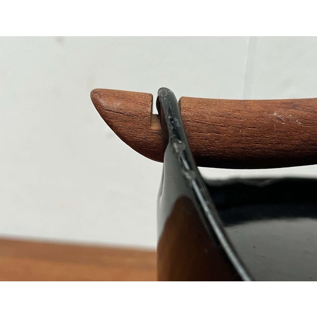 Mid-Century Modern Black Enamel Cast Iron Pot with Teak Handle by Timo Sarpaneva for Rosenlew of Finland, 1960s For Sale - Image 6 of 18