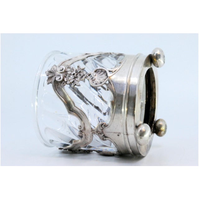 Silver Silver Bonbon Box with a Cut Glass Core and Relief with Flowers and Plant Motifs and Supported by Three Round Feet. For Sale - Image 8 of 10