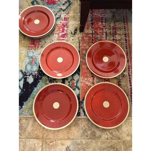Fitz and Floyd 1970s Fitz and Floyd Medaillon d'Or Orange Terra Cotta Plates and Platter - Set of 13 For Sale - Image 4 of 9