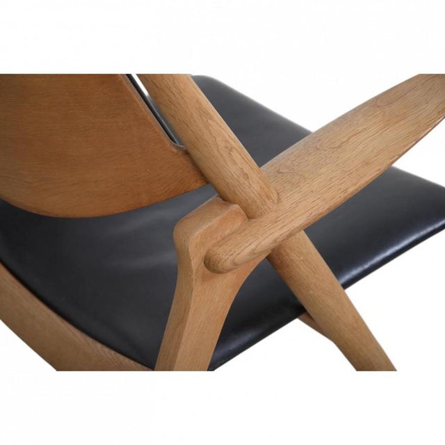 CH28 Sawback Lounge Chair in Oak and Black Leather by Hans Wegner, 1960s For Sale - Image 10 of 14
