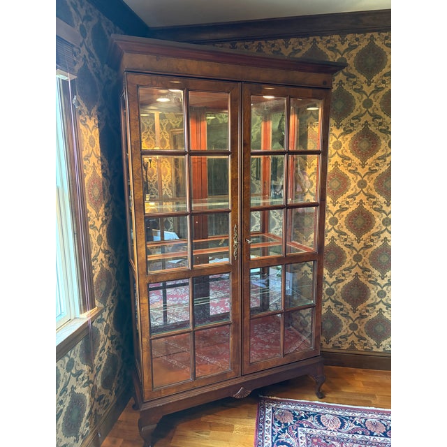 Attributed to Hekman Furniture Glass Front Display Cabinet With Burled Wood, Mirrored Back, Lighted and Glass Shelves, For Sale - Image 14 of 14