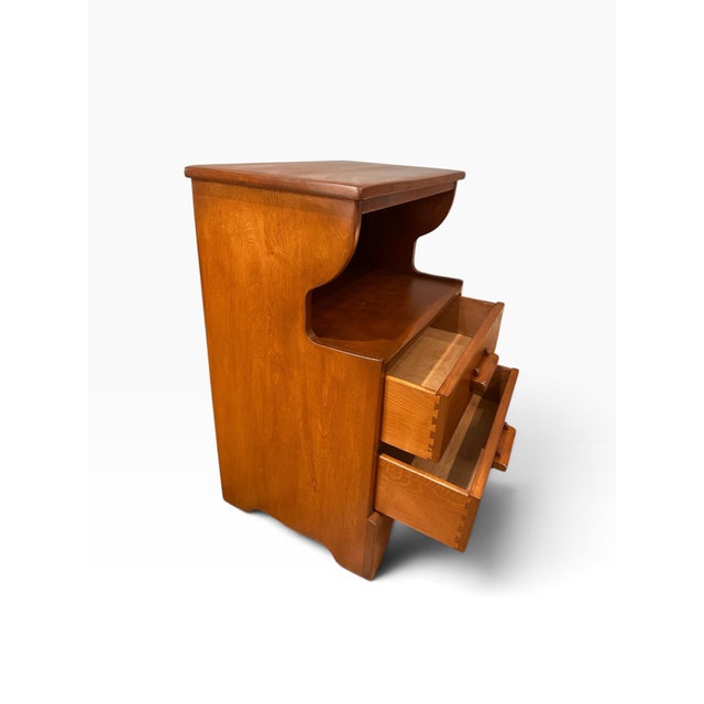 Herman DeVries Refinished Cushman Colonial Creations Nightstand/Russet Maple Bedside Table | Vintage Open Shelf Farmhouse 2-Drawer End Table For Sale - Image 4 of 11