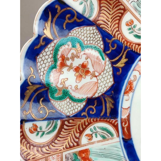 Antique plate made of Japanese Imari pottery. hand painted. Decoration with a floral motif.